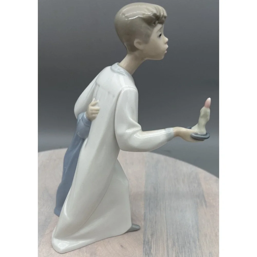 Vtg Lladro Figurine #4874 Boy in Night Shirt candle Porcelain Glossy Finish 8.5